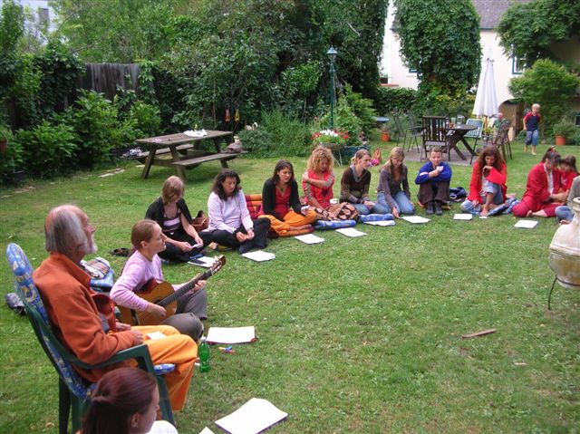 Bhajan-Singen Gandharvika 230607 003.jpg